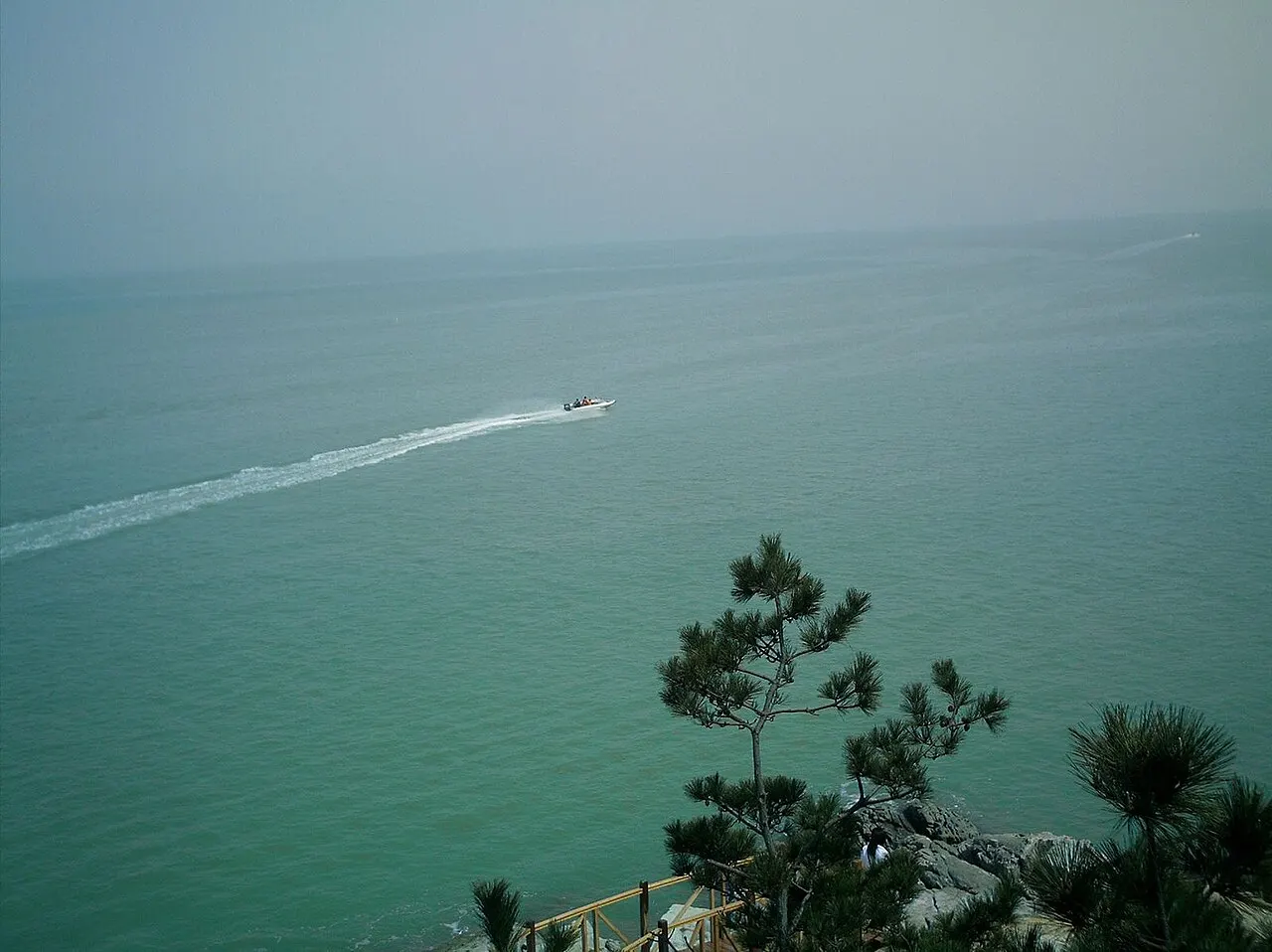 连岛海面与礁石实景